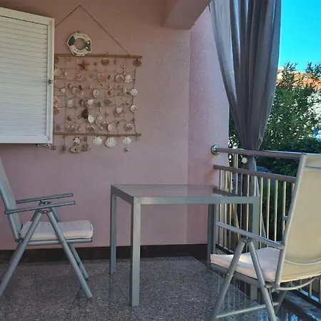 Remca W/ Private Yard + Parking *