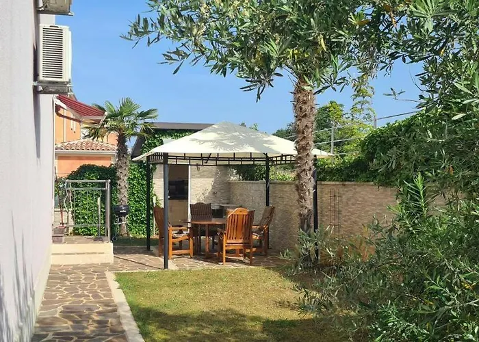 Remca W/ Private Yard + Parking Karigador