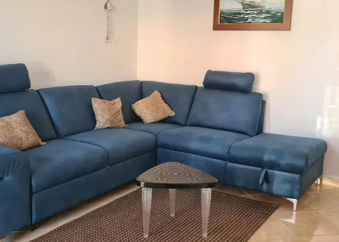 Remca W/ Private Yard + Parking *