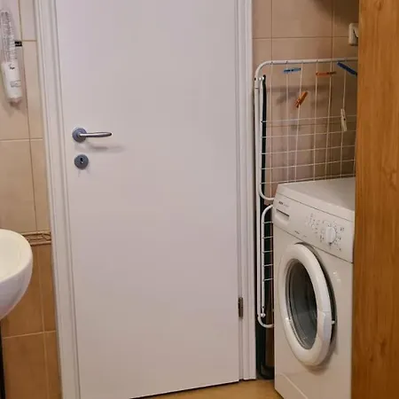 Remca W/ Private Yard + Parking Apartment *